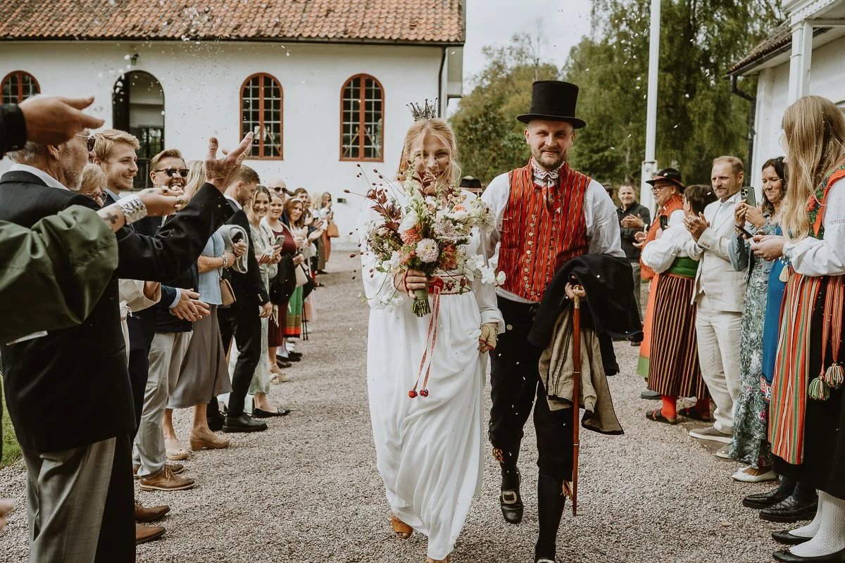Personligt Bröllop Med Historiska Inslag: Alva + Elias