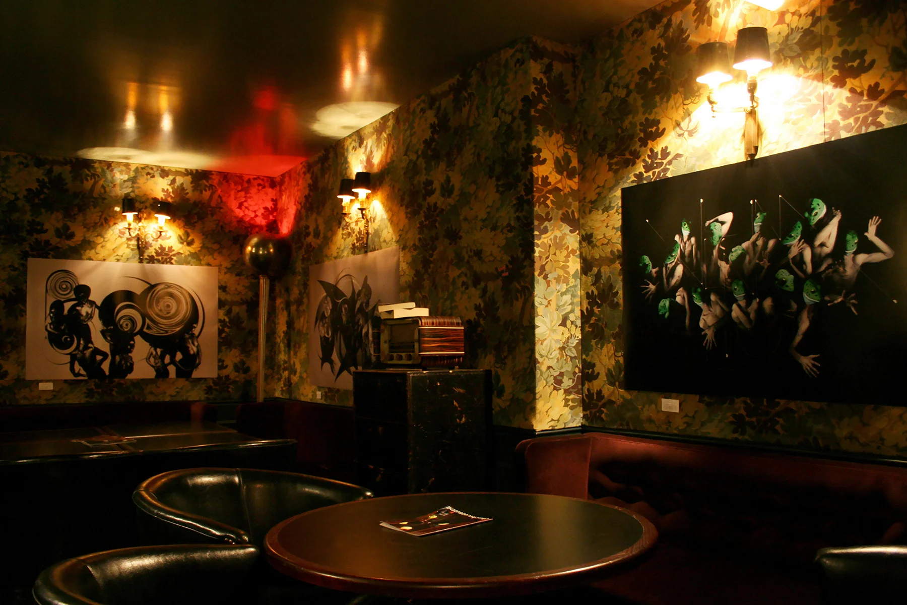 <font color="white"><b>JOBUDENZ</b><br>•<br>SOLO EXHIBITION<br>•<br>CHACHA CLUB<br>PARIS<br>2011</font>