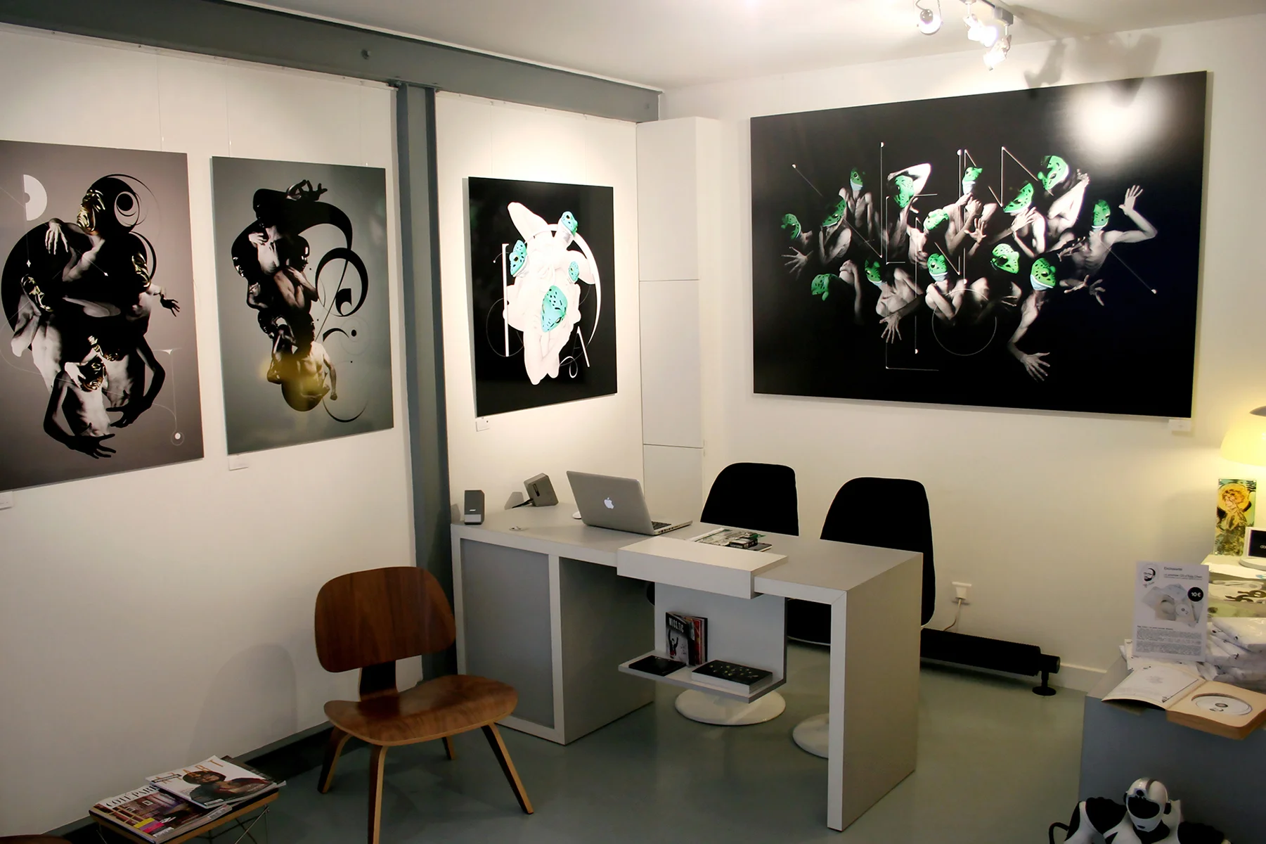 <font color="white"><b>JOBUDENZ</b><br>•<br>SOLO EXHIBITION<br>•<br>GABRIEL & GABRIEL GALLERY<br>PARIS<br>2011</font>