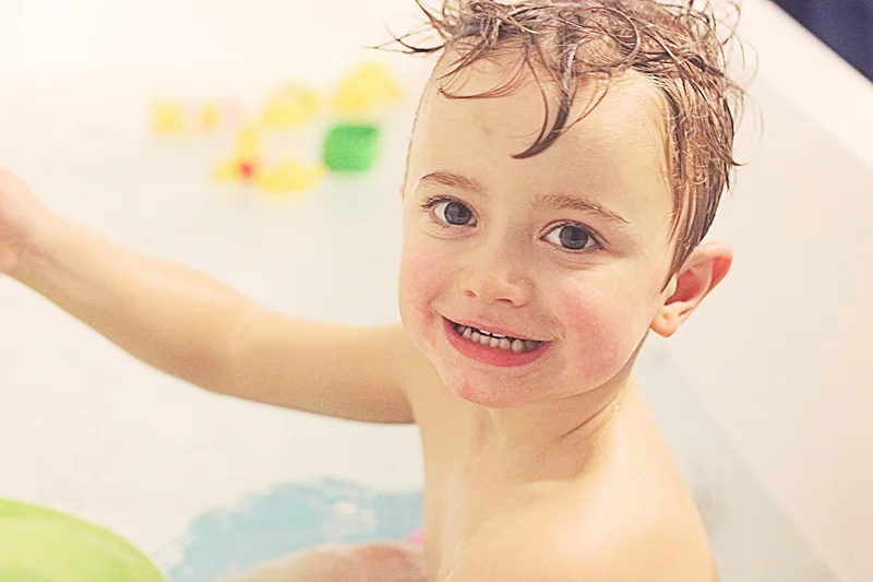 Ora del bagnetto, mille giochini nella vasca, acqua che scorre e Andrea che odia farsi lo shampoo, paura dell'acqua negli occhi.... Bath time, a thousand little games in the tub, running water and Andrea who hates being shampooed, afraid of water in the eyes ....
