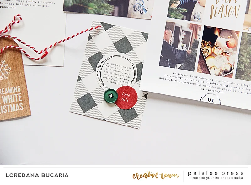Qui ho stampato una delle journaling cards 3x4, questa fantasia mi piace tantissimo e ho aggiunto del journaling in una cornicetta che ho poi tagliato con il punch tondo, infine ho aggiunto un die cut sempre della stessa collezione ed un bottonaio natalizio… sapete da quanto tempo ho questi bottini? Appena Appena da circa 15 anni! LOL