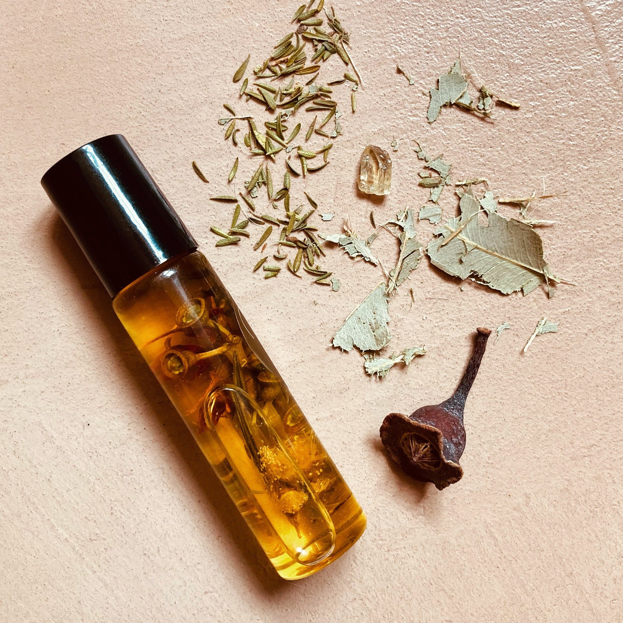 Radiance anointing oil is a special blend to my heart. 

Crafted with wildflowers from the pristine bushland around my mother&rsquo;s house in Sydney, this special composition features golden wattle, boronia and macrocarpa as well as kunzea, fragonia