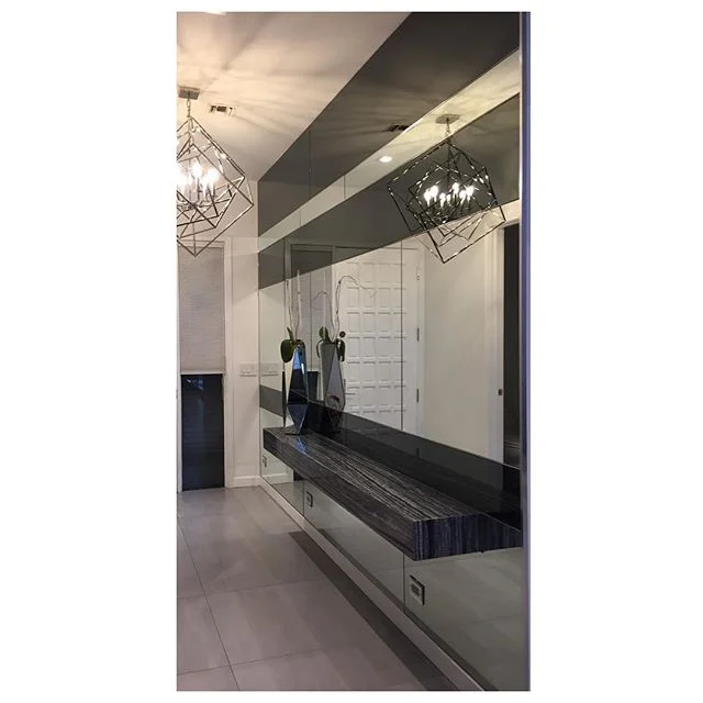 Contrasting mirrors ⬛️⬜️#studi6 #studi6sense #smokedmirror #floatingtable #miamiinteriordesign #interiordesign
