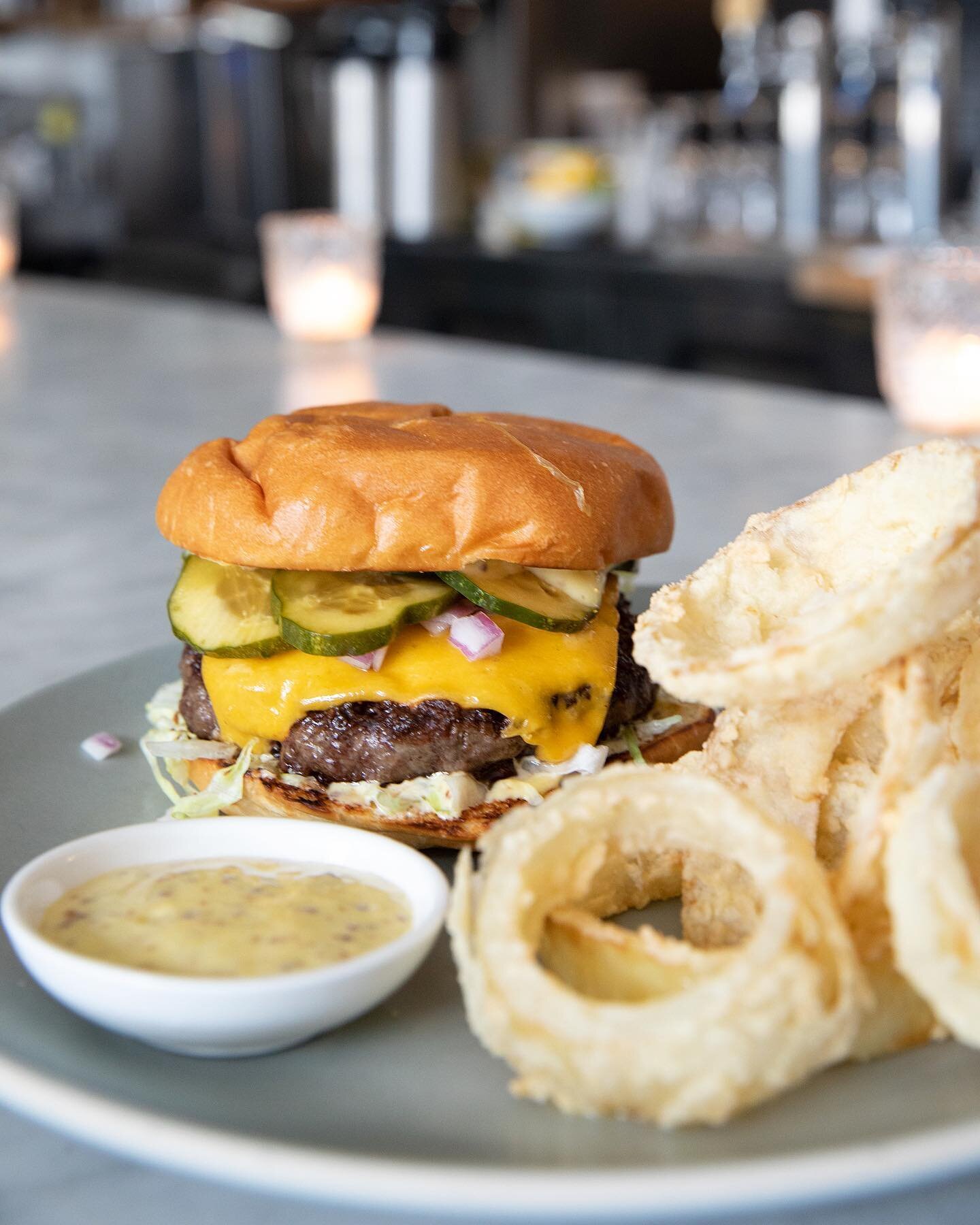 Love burgers? 🍔 Love pizza? 🍕 Well, you can get both tonight. Our @flannerybeef patty = heaven between two buns. 😇✨ Come by for outdoor dining or pick up a burger to-go.