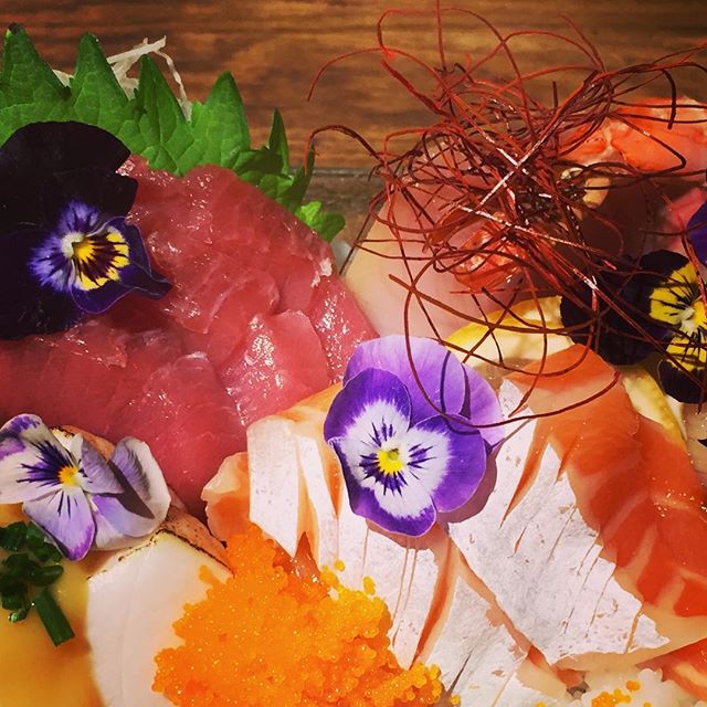 Chirashi #rosevillesushi #umisushiroseville #chirashi #edibleflowers #sushi #sacramento #roseville