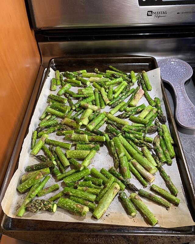 Another #sundayfunday cooking up #boroughhallgreenmarket treats for the crazy work week ahead - oven roasted #asparagus, #chive and #ramp #socca with #aleppopepper, some purple #phlox spring blooms, and not pictured ramp #tzatziki and a #homemade #gl