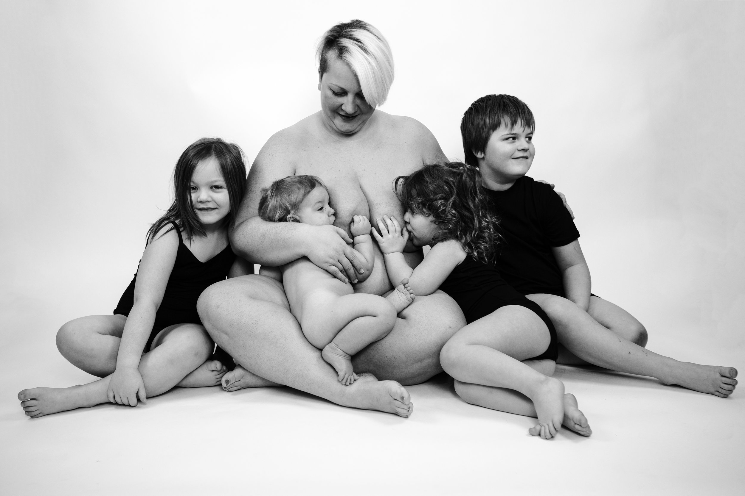 Смотрит на голую маму. Фотограф Джейд Билл Breastfeeding. Шэрон спинк. Кормление грудью взрослых. Кормление тандемом.