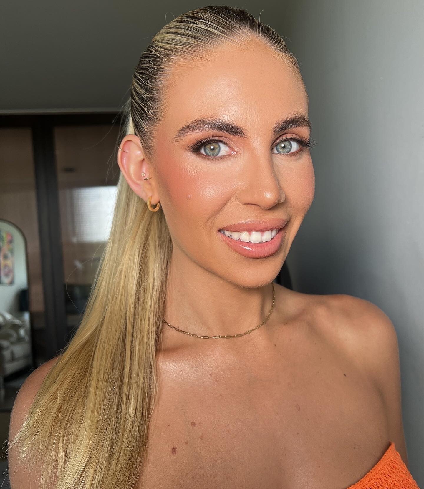 I love fresh &amp; glowy skin! ✨

It&rsquo;s one of my favourite steps in  make up! First, skin prep is most important (tailored to client&rsquo;s skin type) before going in with the right foundation with a light hand (less is more)
For extra coverag