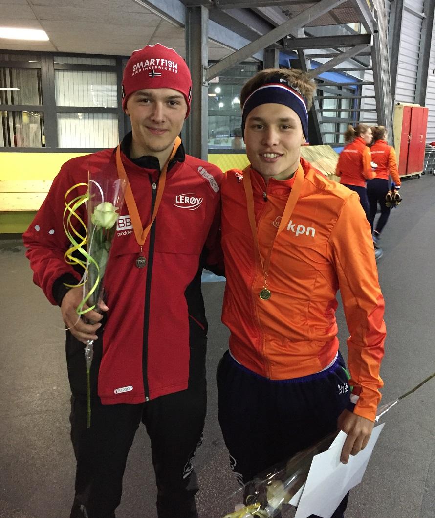 Allan med bronsen fra 3000m sammen med vinneren Marcel Bosker (NED) (foto: P.A Johansson)