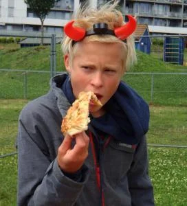 Mye rart å finne etter konserten. Oskar Risnes med hodepynt "liksom-spiser" gammel pizza. (Foto: SÅS)