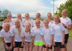 Med forbundsjentene: Bak f.venstre: Martine Verket Lauvstad, Ragne Wiklund, Hege Bøkko, Sofie Haugen, Martine Ripsrud og Ida Njåtun. Foran f.v: Ylva Krogsmyr Holberg, Anna Malt Marøy, Emilie Sparre Njøs, Jenny Risnes, Johanne Aas og Julie Sjøbrend (Foto: Monika Risnes)