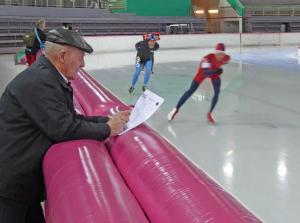 Arne Kjell Foldvik (M80) på sin 10.000 meter. Tilskueren i forgrunnen er hans bror Gunnar som snart fyller 87 år! (Foto: Sven-Åge Svensson)