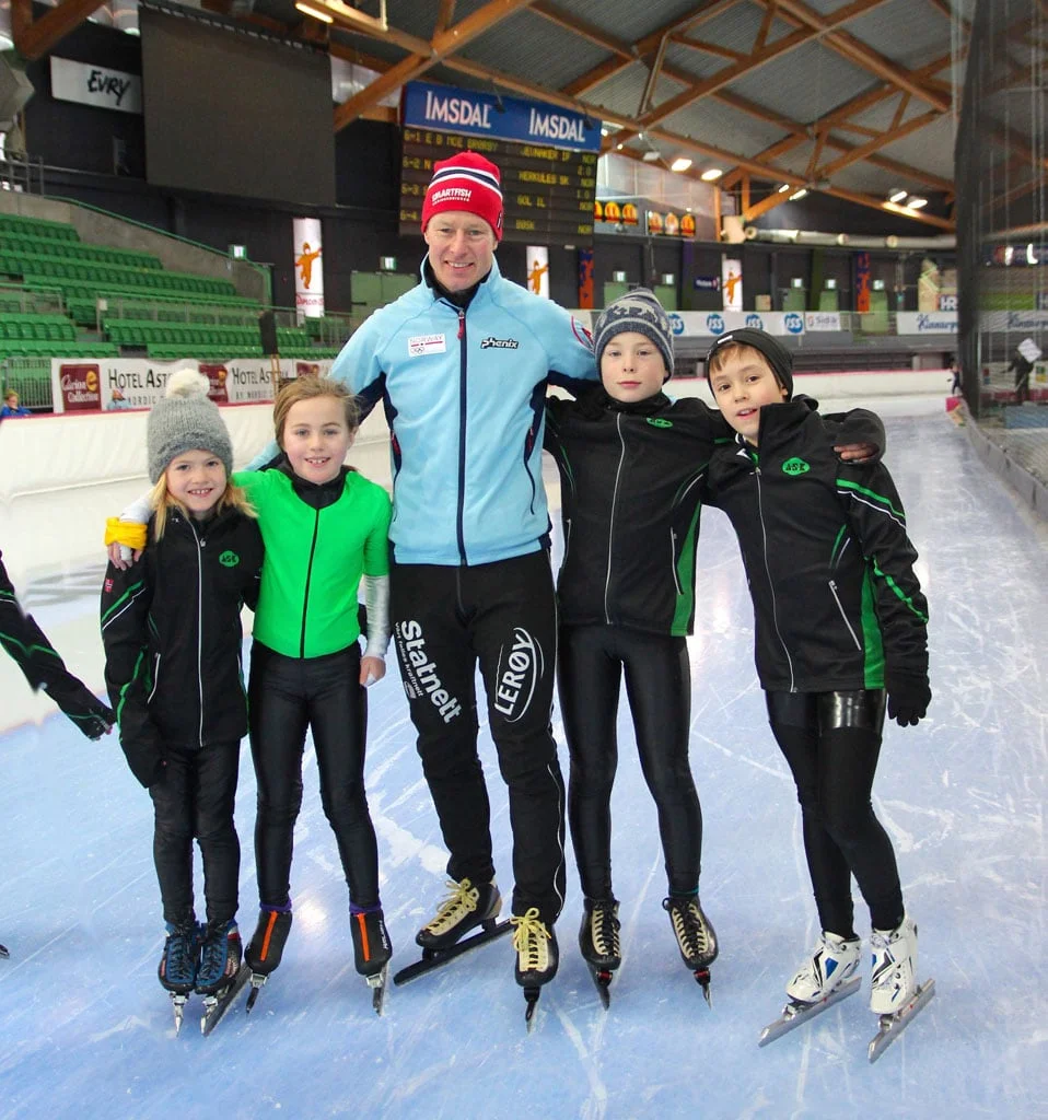 Petter Andersen flankert av fv. Tomine Sæves Myran, Emmeline Berentzen, Linus Risnes og David Luangtep Vangen. (Foto: Monika Risnes)