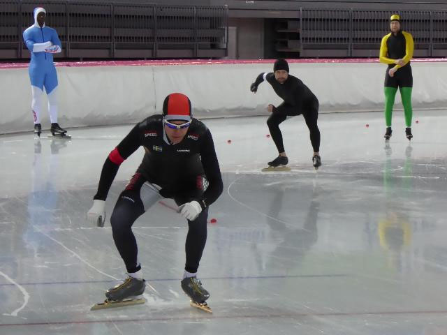 Lars Fredrikson/SWE (venstre) og Jan Petter Fredriksen/NOR (høyre) klare for start på 1500m. (Foto: Sven-Åge Svensson)