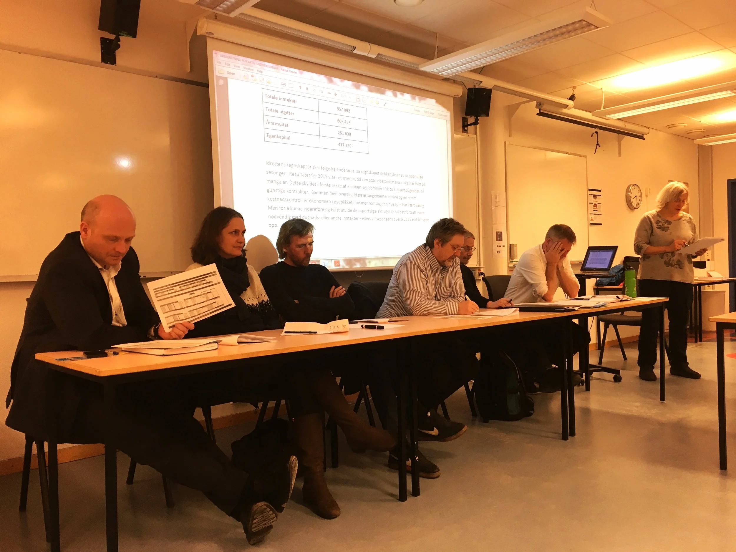 STYRET 2015/16: NILS EINAR AAS, CATHRINE NORDHUS, GAUTE ANDRESEN, SVERRE VANGEN, STEIN OPDAHL, JO WIKLUND SAMT DIRIGENT SARA HEMMER