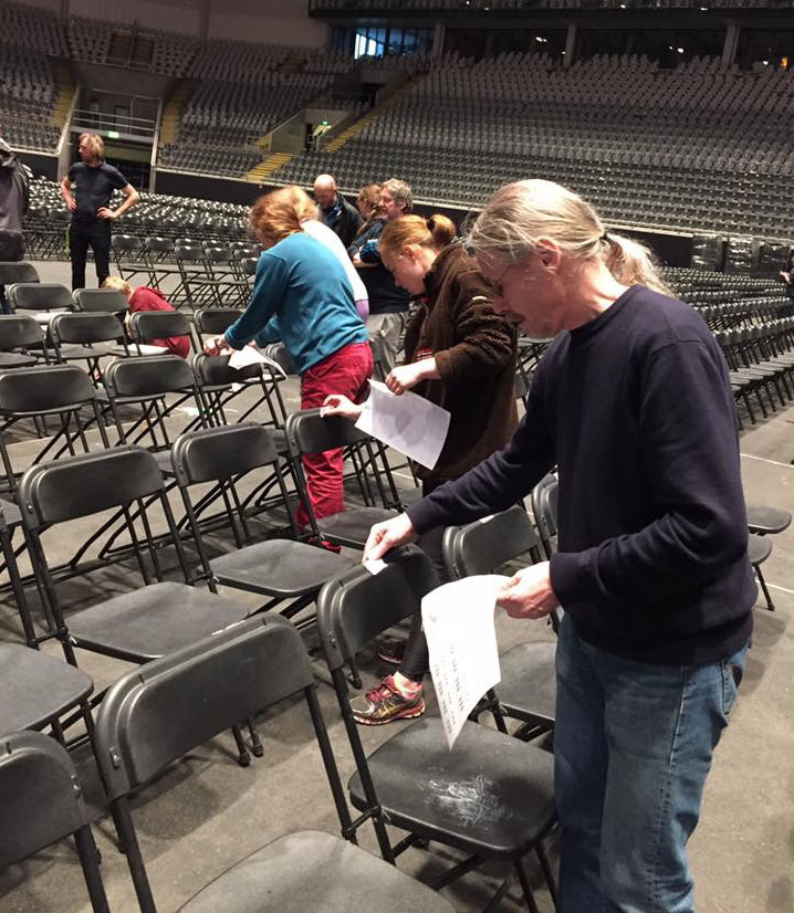 Stein Opdahl m/ flere i gang med oppsettingen (Foto: Hege Bratli)