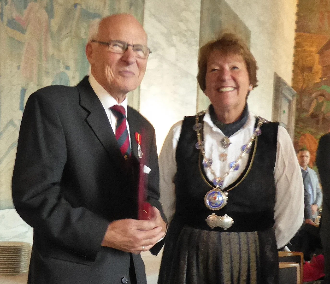 Knut sammen med ordfører Marianne Borgen. (foto: Sven-Åge Svensson)