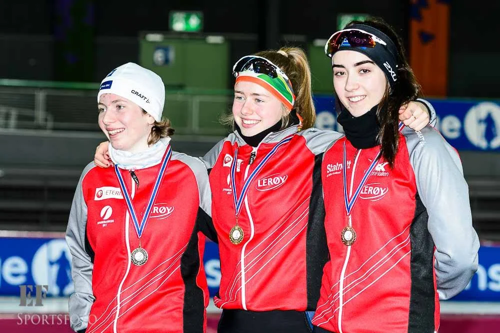 Julie på toppen av seierspallen på 3000 meter. Sølvet gikk til Arwen Szygenda og bronsjen til Sarrah Marie Sanderud