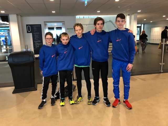 Fine Gutter på tur – Treningskompisene Eirik, Miika og Fredrik med venner og konkurrenter