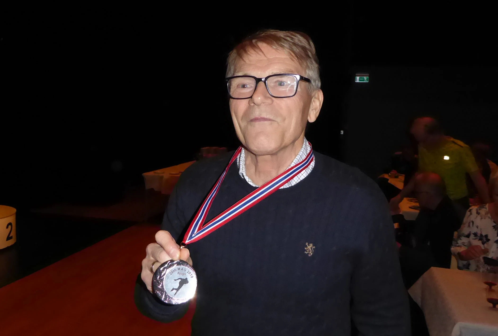 Erik Vea med sølvmedaljen. Martin Grothe Lien og Andreas Haugerud måtte reise før premieutdelingen (Foto: Sven-Åge Svensson)