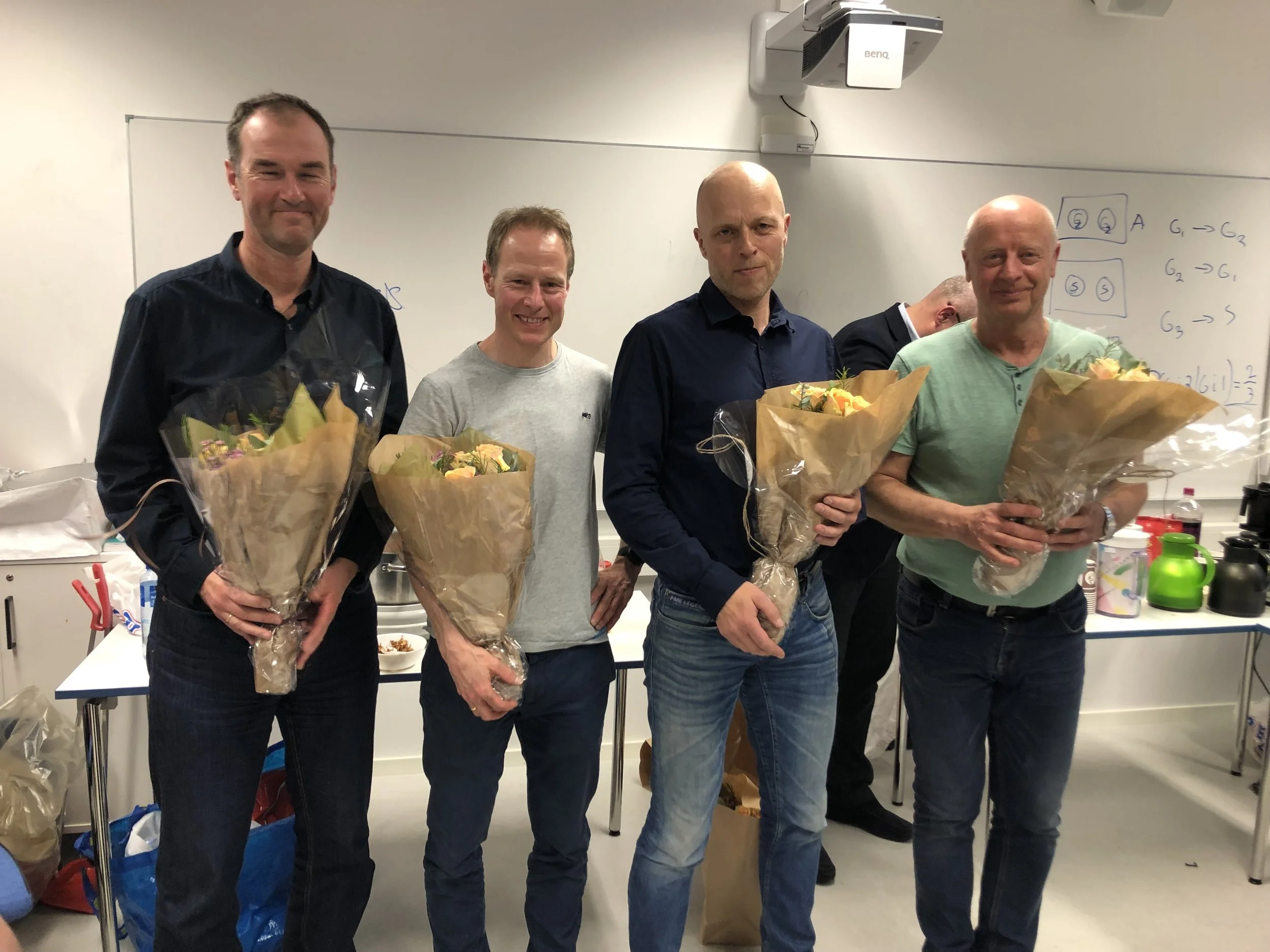 Fornøyde trenere med blomsterbuketter: Carl Erk Sando, Petter Andersen, Ivar Njøs og Amund Sjøbrend.