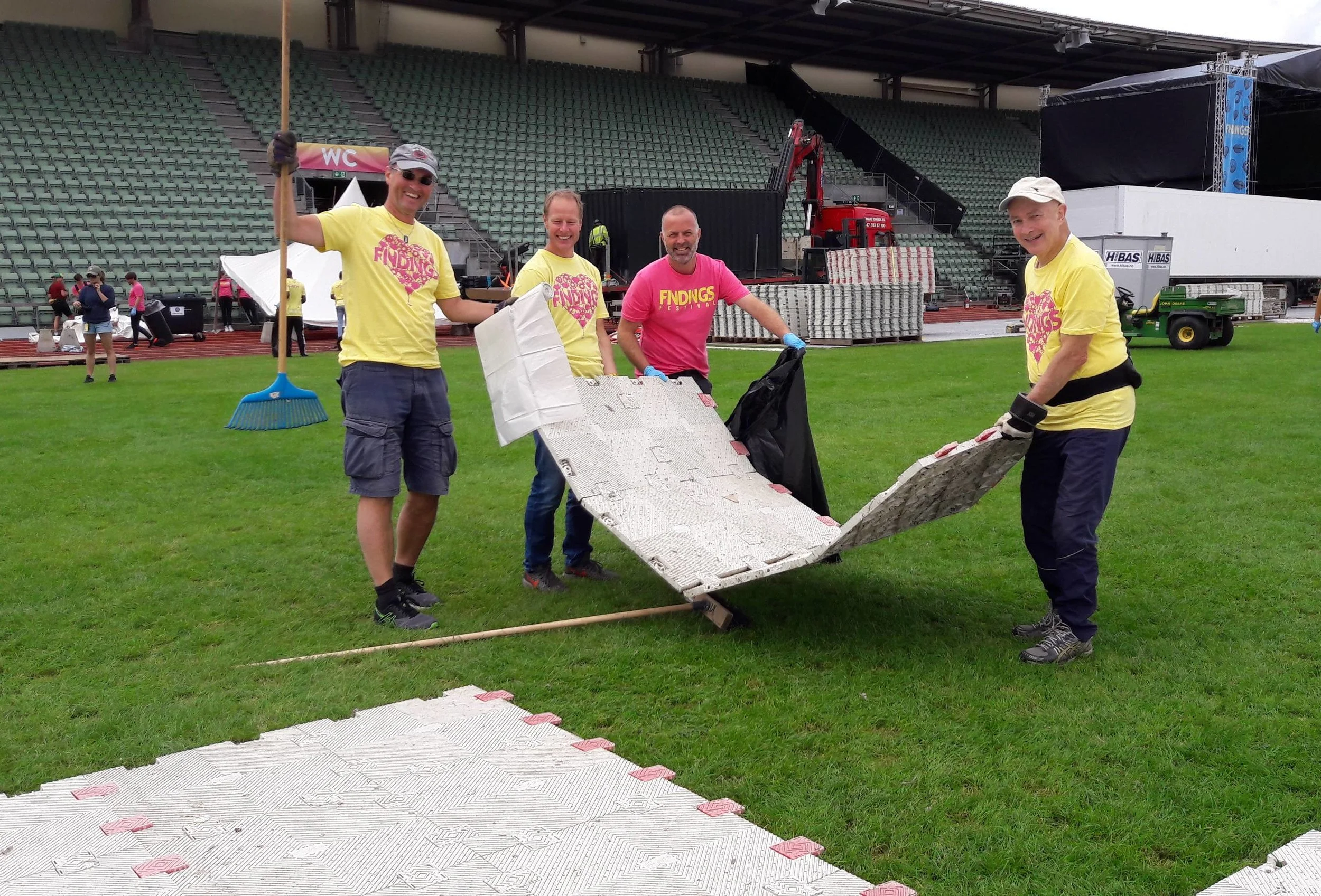 En humørfylt dugnadsgjeng, fra v.: Carl Erik Sando, Petter Andersen, Vegard Berentsen og Keith Price. (Foto: Sven-Åge Svensson)