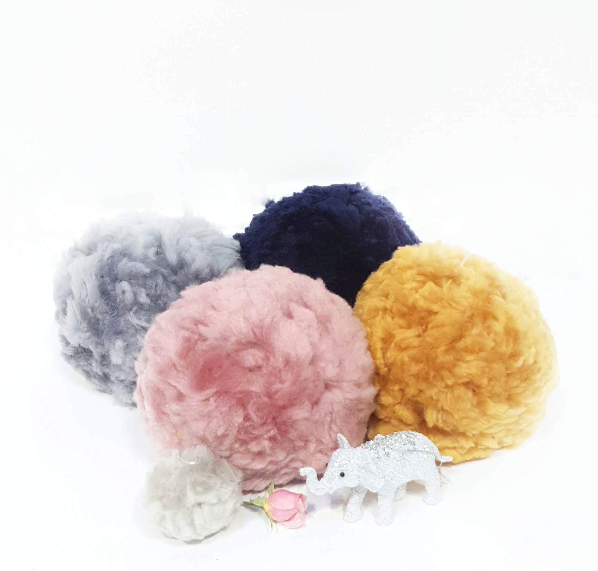 pom pom maker kit using giant yarn