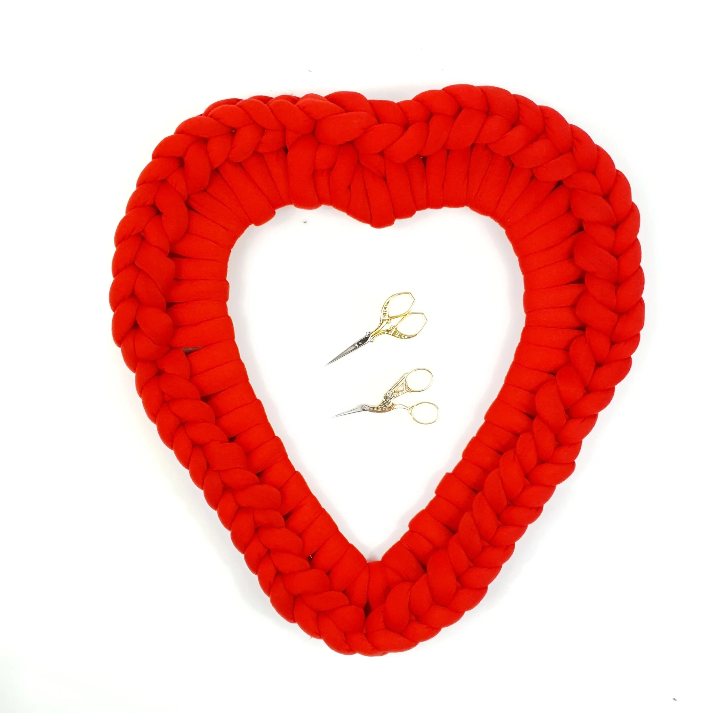 Red heart christmas wreath made with chunky yarn