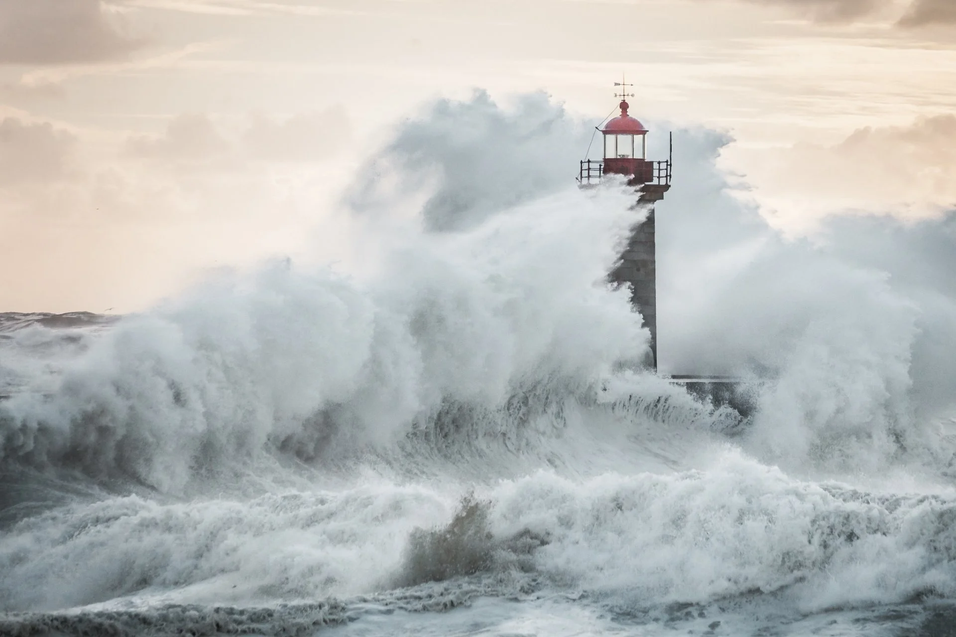 lighthouse-waves-spray-storm.jpg