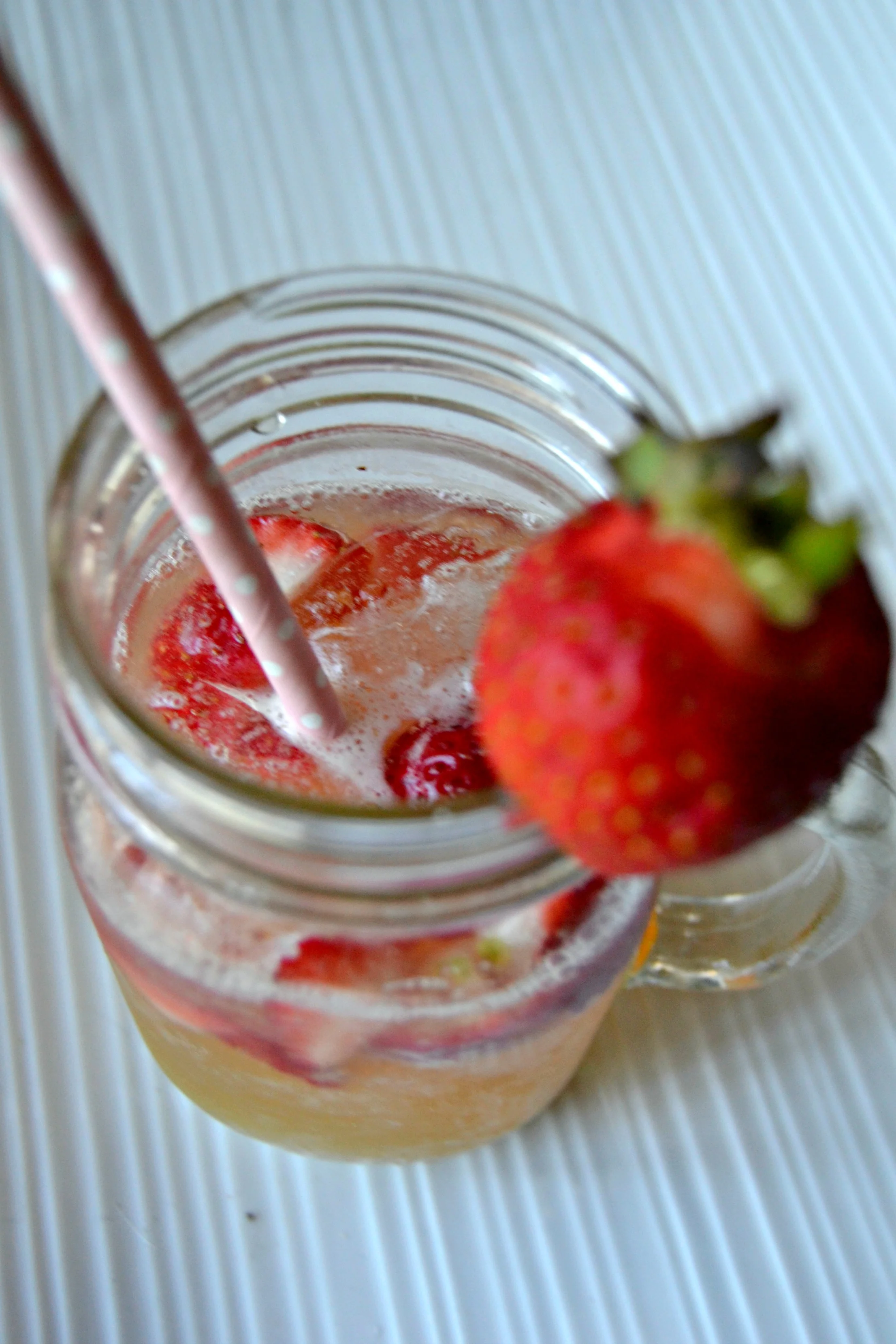 Thirsty Thursdays: Strawberry Lemonade Shandy - Tart, sweet, bubbly, light and refreshing. Strawberry Lemonade shandy just might become your new favourite summer drink.