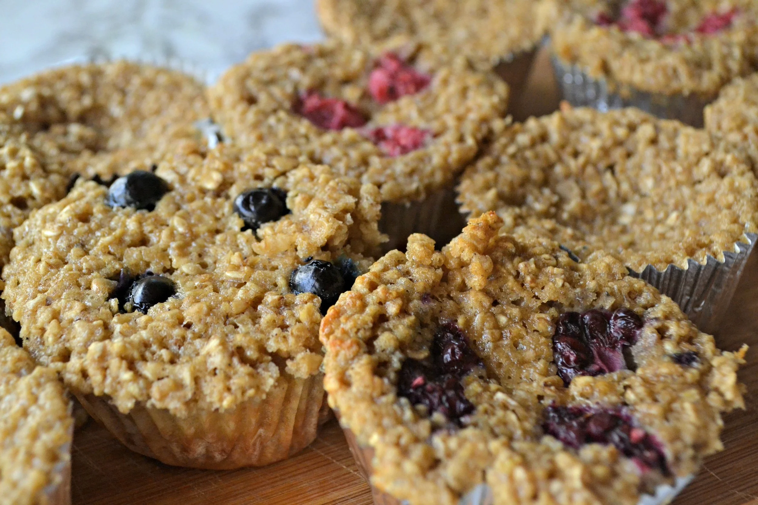 TO-GO BAKED OATMEAL MUFFINS RECIPE - These are such an awesome grab-&-go breakfast. They are perfect to make on a Sunday and eat throughout the work week. Or, you could even freeze some and defrost as needed.