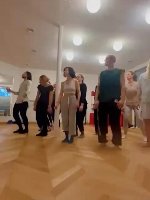 What a blast 🐦&zwj;🔥!

Merci @takerucoste pour cette exp&eacute;rience explosive.
1h30 de l&acirc;cher prise, de reconnexion, de mouvements organiques, de corps qui finissent par ne faire qu&rsquo;un pour vibrer &agrave; l&rsquo;unisson. 
.
Stay tu