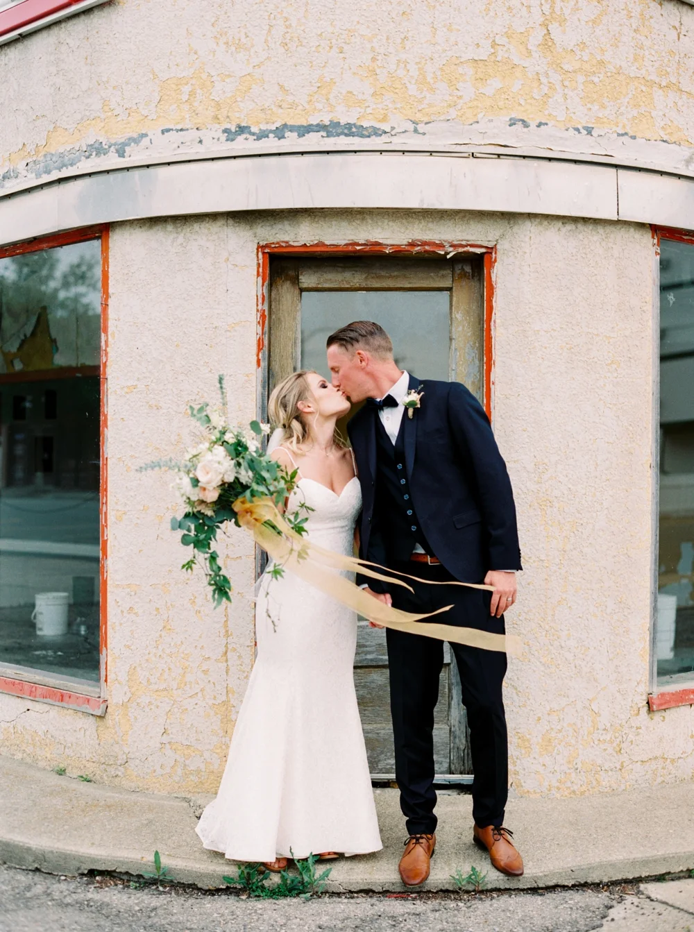 calgary wedding photographers | willow lane barn | barn wedding | alberta wedding photographer | fine art film photography | neutral color palette