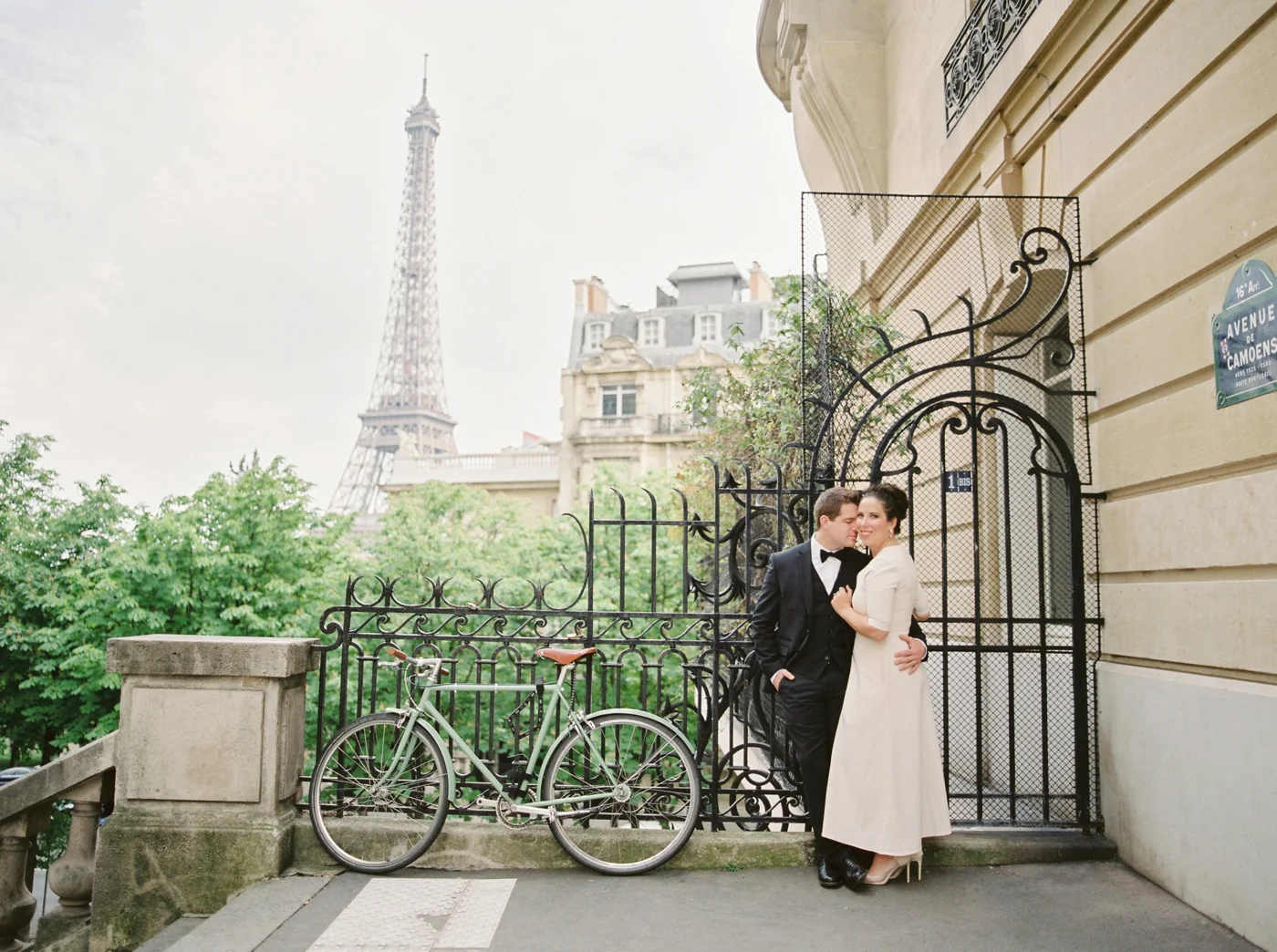 Paris weding photographers | pre wedding engagement session | fine art film photographer justine milton