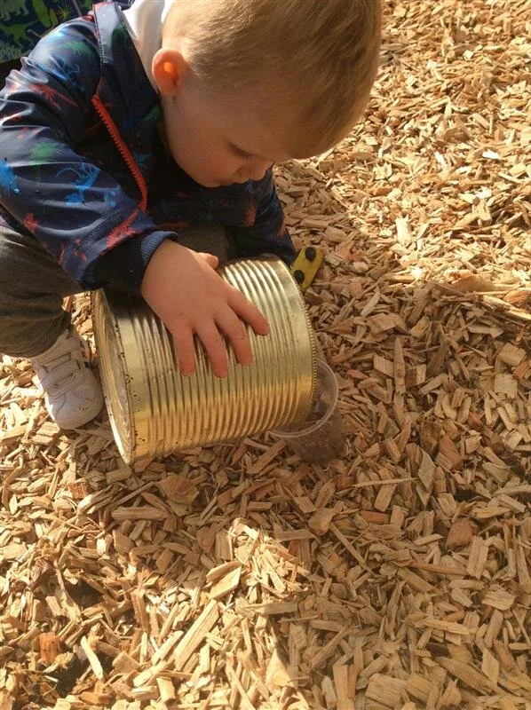 Emptying and filling containers