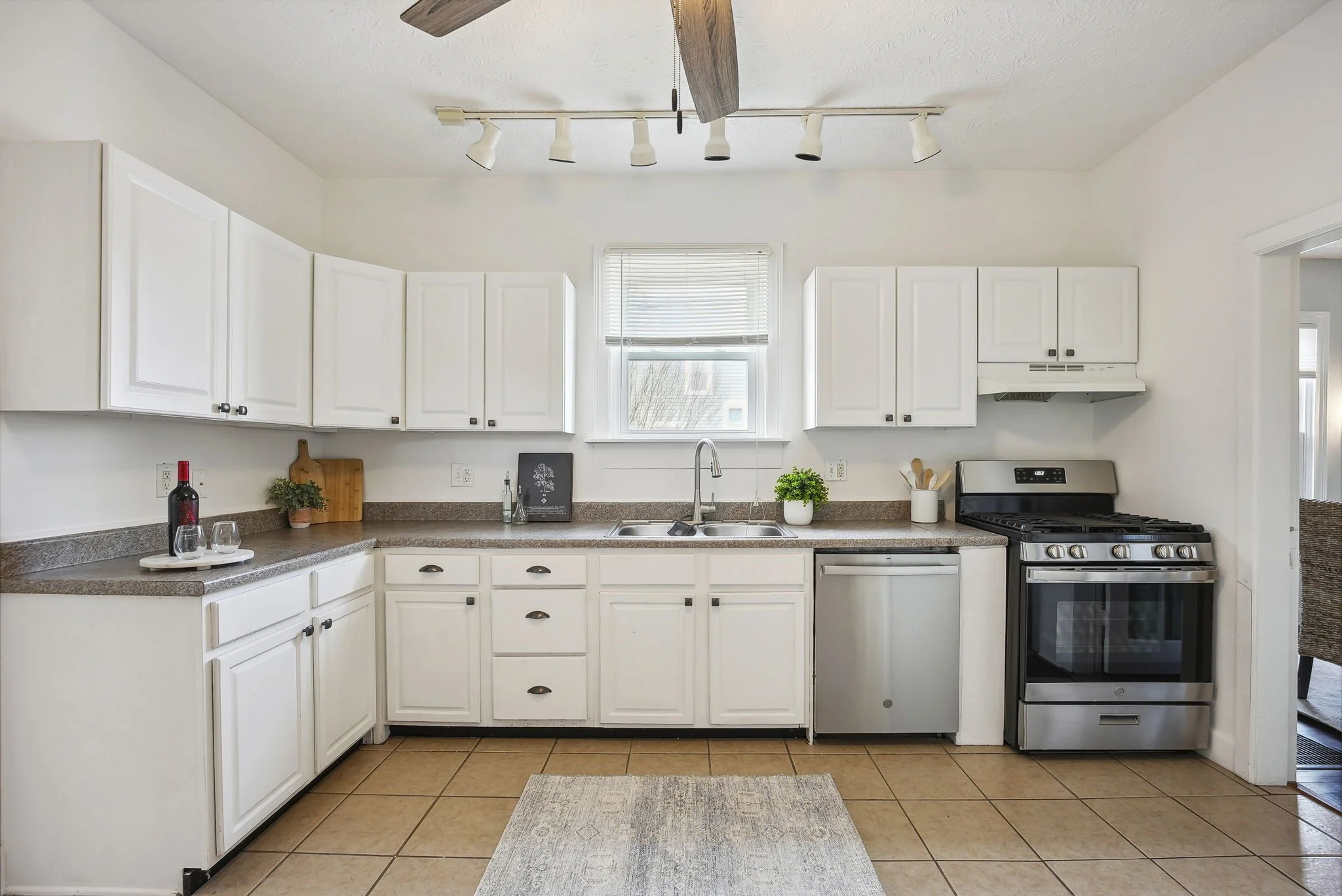 12-web-or-mls-259-e-jenkins-ave.jpg