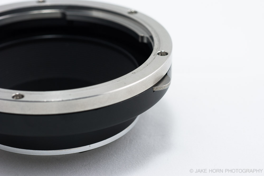 Release button for the lens side