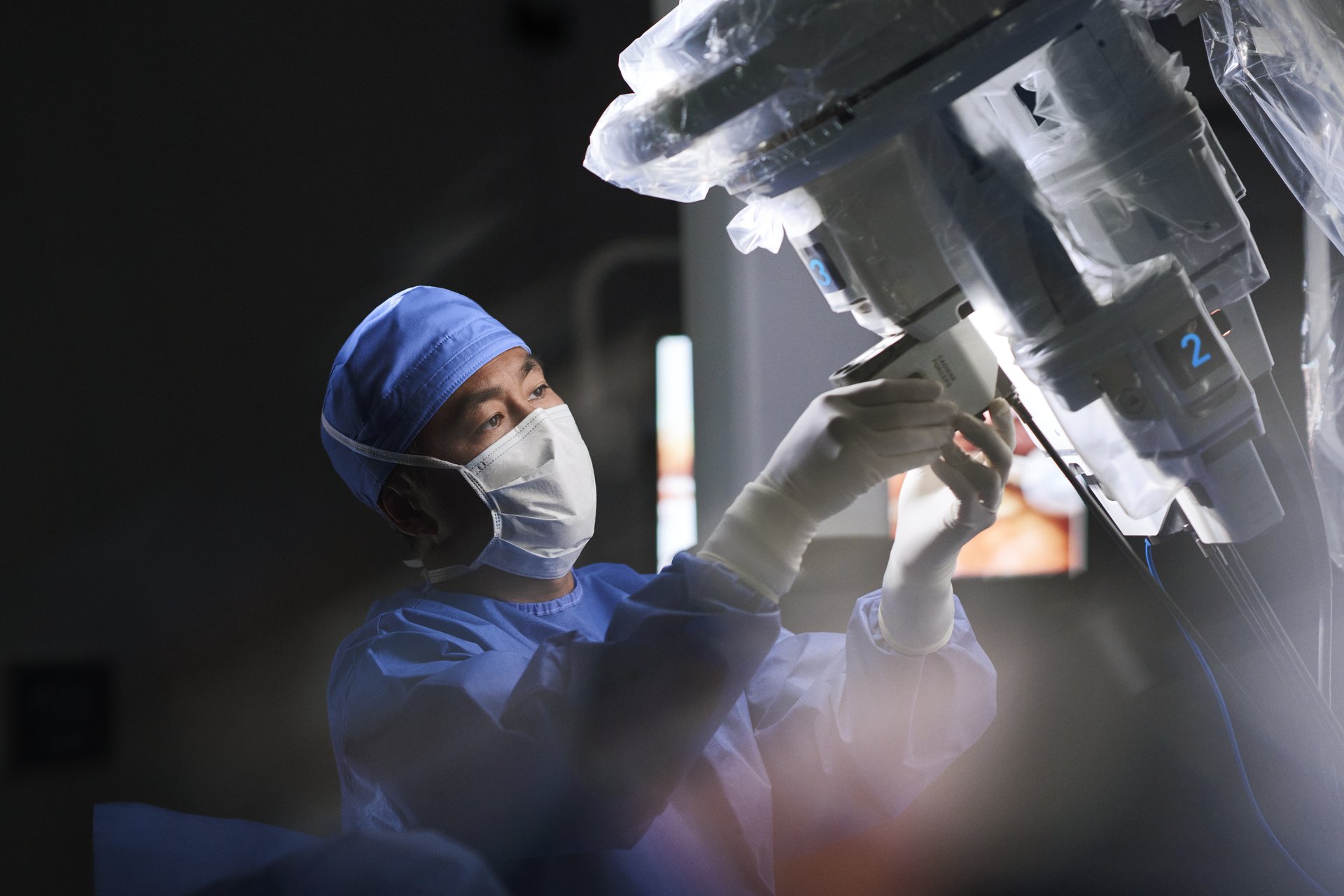JPG_Medium-DV_LS_SP_OR_SurgeonAtConsole2_6_082022 (1).jpg