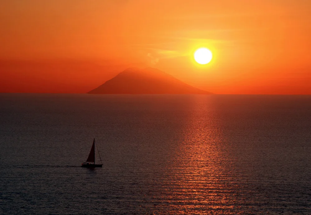 isole-eolie-al-tramonto-stromboli-8a05049e-700d-4417-aa9a-2e17b90899f7.jpg