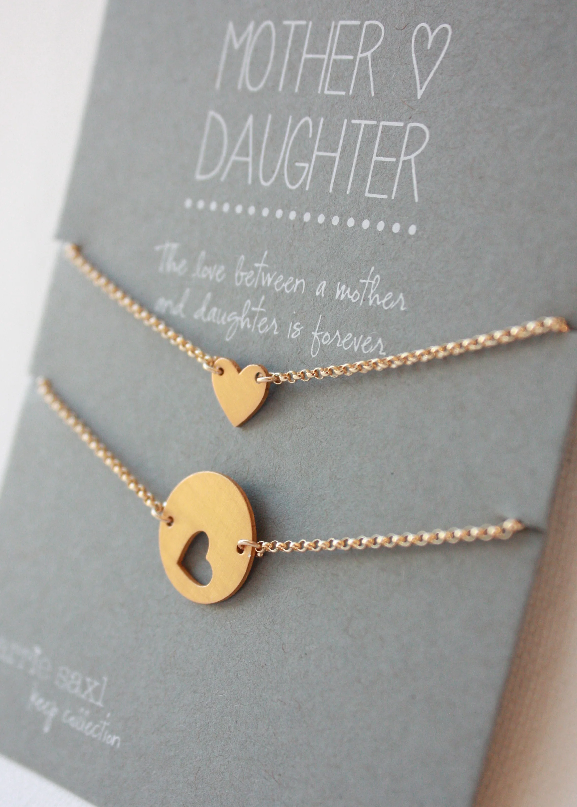 circle_heart_bracelet_gold2.jpg