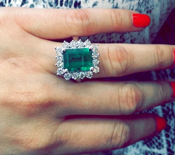 green-emerald-and-diamonds-ring.jpg