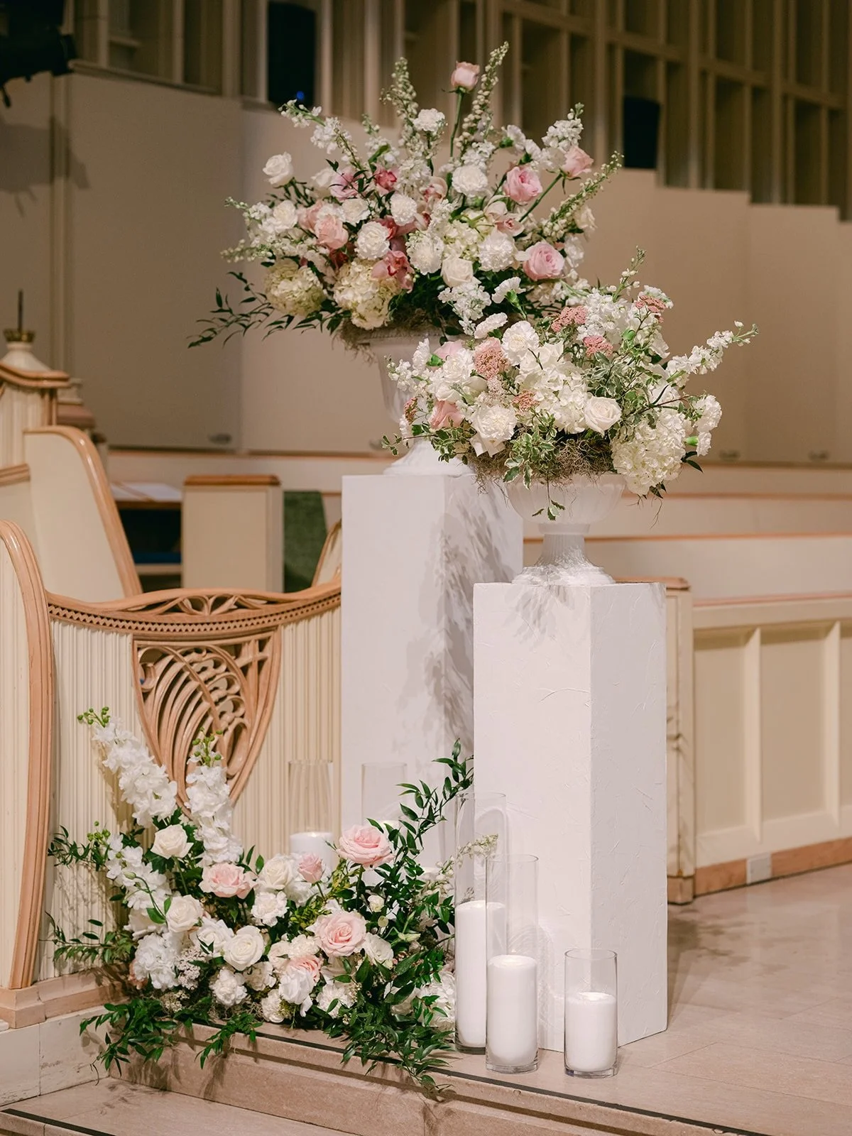 Enjoy your weekend friends and be sure to sprinkle in some beautiful blooms to reflect your joy 💕

Planning, Design, Production @iraandlucy 
Floral @posiesfloraldesign 
Photo @heathernan 
Church @cathedral_of_the_rockies