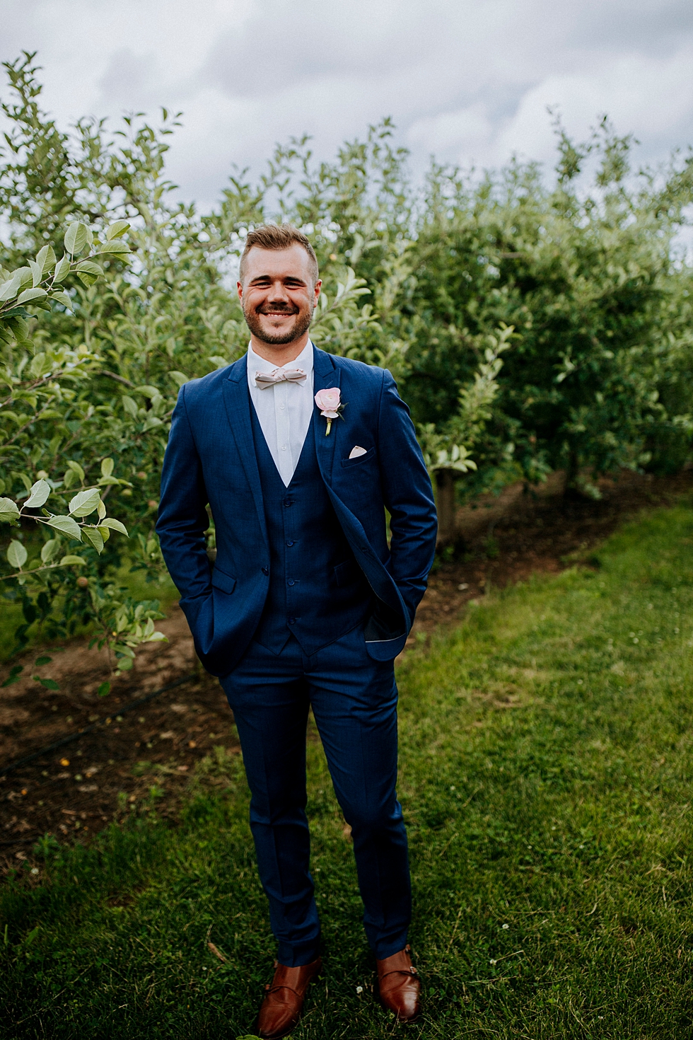  Handsome southern groom in royal blue suit at Huber’s orchard and winery in Louisville Kentucky. Huber’s orchard and winery spring wedding Louisville Kentucky wedding photography by Lauren outdoor wedding ceremony southern groom royal blue suit blus