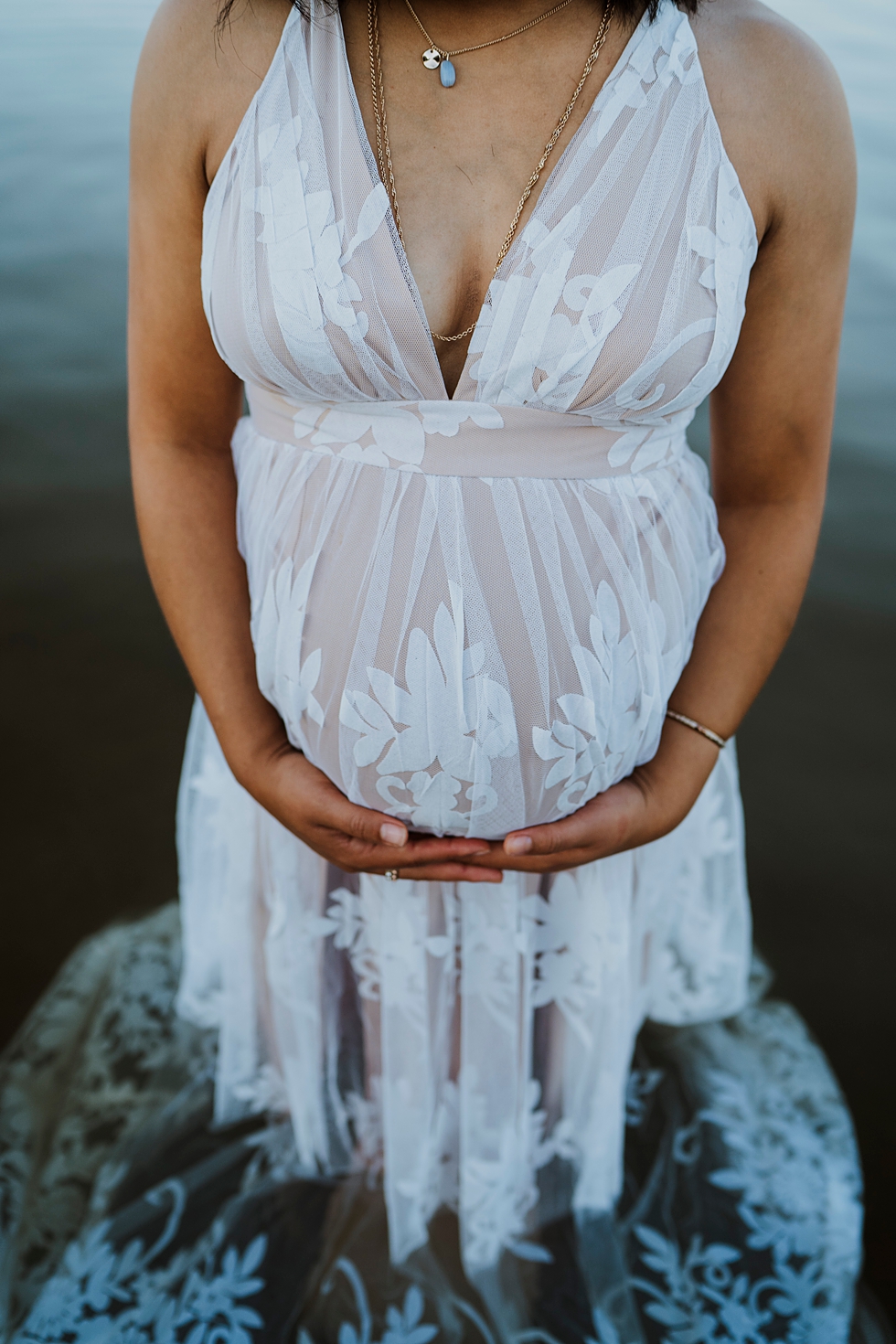  MATERNITY PHOTO SHOOT BABY BUMP FOCUS NEUTRAL AND WHITE LACE DRESS WITH SHEER BOTTOM FLOATING IN THE WATER MATERNITY PHOTOGRAPHER MAMMA TO BE #photographer #maternityphotos #pregnancy #babybump #maternityphotoshoot #cincinnatiphotographer #louisvill