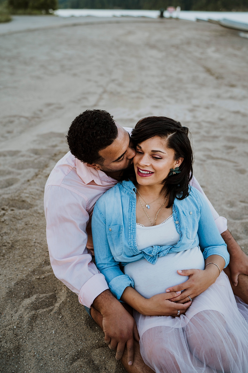  HAPPY COUPLE PARENTS TO BE ON SANDY BEACH MATERNITY PHOTO SESSION MATERNITY PHOTOGRAPHER CINCINNATI PHOTOGRAPHER BLUE AND PINK COLORS #photographer #maternityphotos #pregnancy #babybump #maternityphotoshoot #cincinnatiphotographer #louisvillephotogr