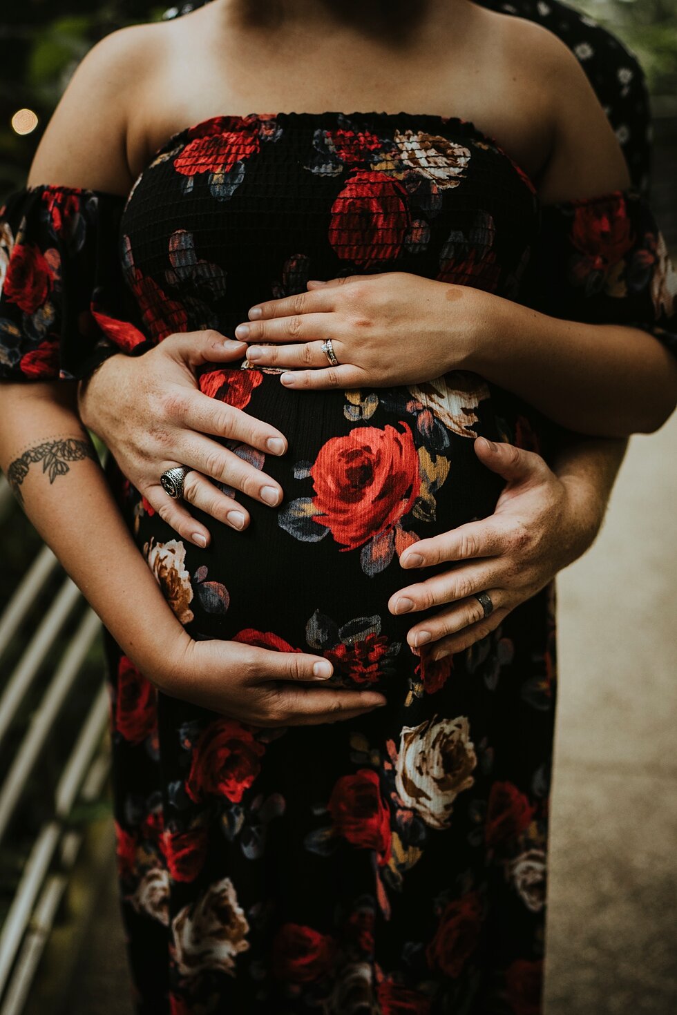  Hand placement in this baby bump photo is wonderful! Four hands willing and ready to help bring a baby into the world #maternitygoals #maternityphotographer #babybump #outdoorphotosession #kentuckyphotographer #indianaphotographer #louisvillephotogr