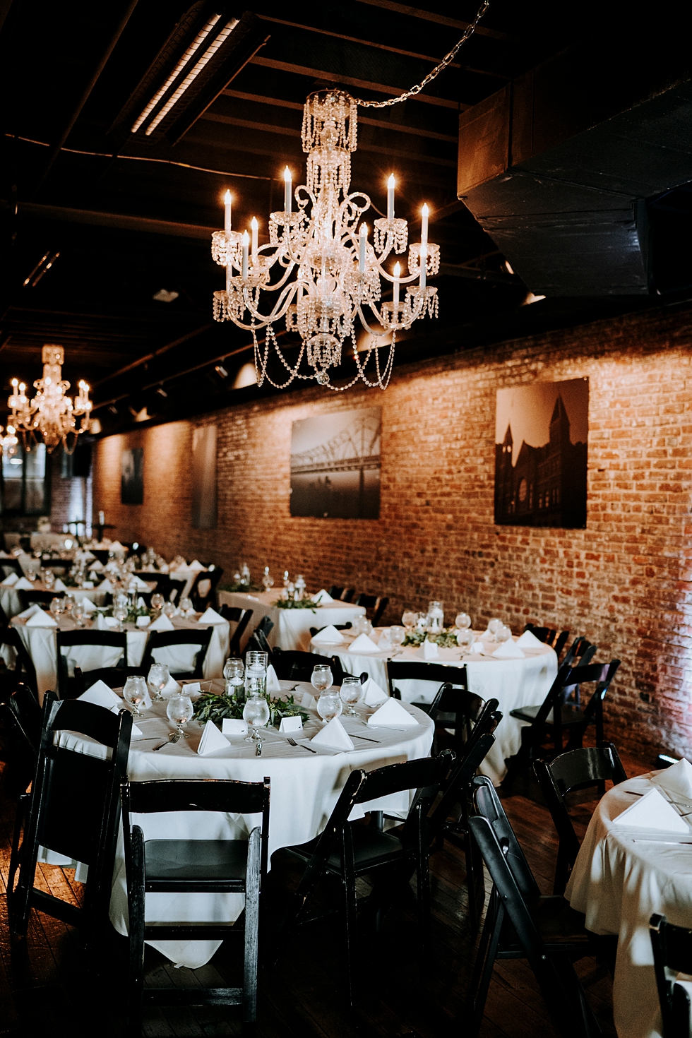  Gorgeous intimate wedding venue featuring black and white wedding colors with greenery accents #weddinggoals #weddingphotographer #married #ceremonyandreception #kentuckyphotographer #indianaphotographer #louisvillephotographer #weddingphotos #husba