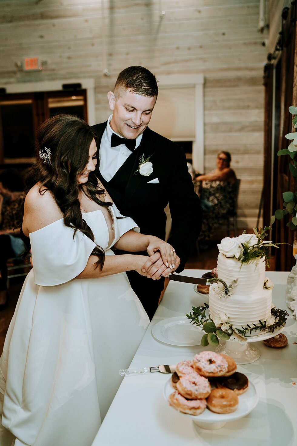  Bride and groom cutting the cake #weddinggoals #weddingphotographer #married #ceremonyandreception #kentuckyphotographer #indianaphotographer #louisvillephotographer #weddingphotos #husbandandwife #romanticceremony #weddingday #weddingdayphotography