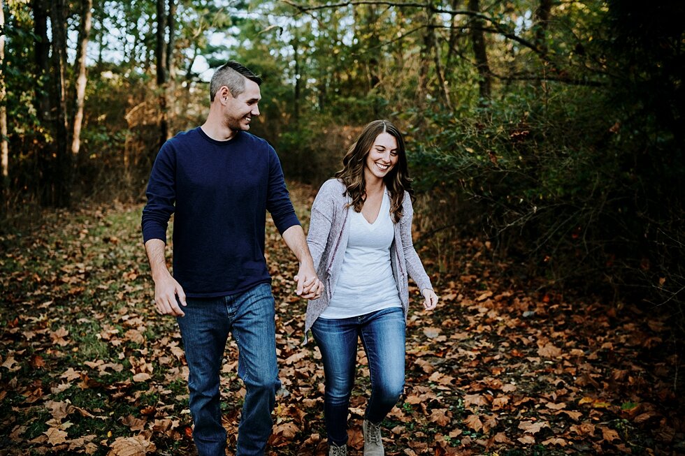  Casual engagement photo wardrobes for forest photo shoots #engagementgoals #engagementphotographer #engaged #outdoorengagement #kentuckyphotographer #indianaphotographer #louisvillephotographer #engagementphotos #savethedatephotos #savethedates #eng