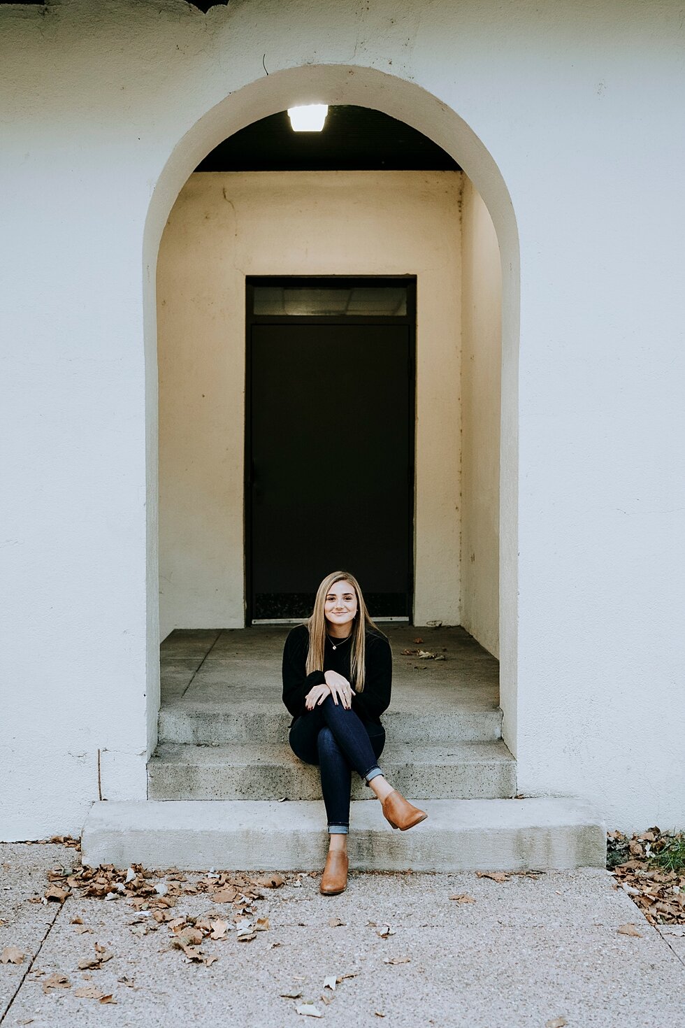  Doorway arch senior photo #seniorgoals #seniorphotographer #graduationprep #outdoorphotosession #kentuckyphotographer #indianaphotographer #louisvillephotographer #classof2020photos #classof2020 #congratulationssenior #individualphotography #photogr